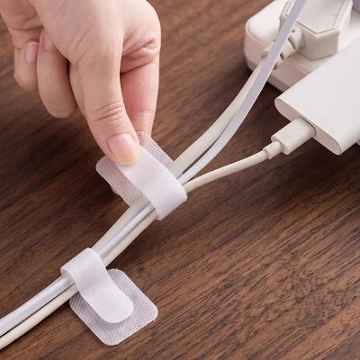 Attache cable​ blanc pour le maintien des fils de bureau
