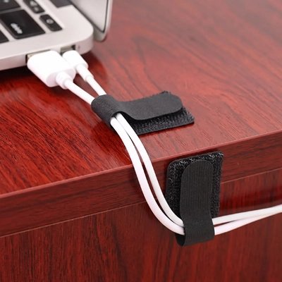 Attache cable​ noir pour fixer les fils de bureau