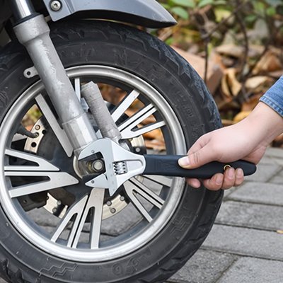 Clé à molette auto ajustable pour moto
