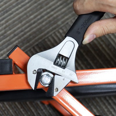 Clé à molette auto ajustable pour structure 